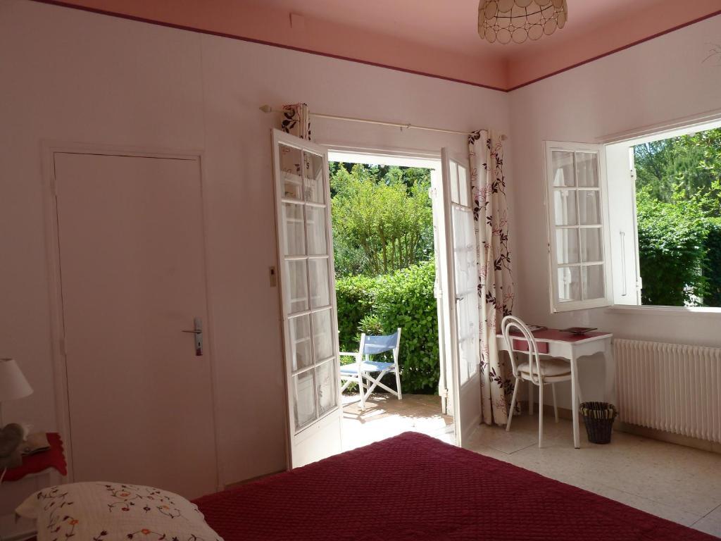 Mas De Valiguiere Hotell Saze  Exteriör bild
