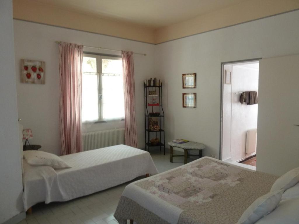 Mas De Valiguiere Hotell Saze  Rum bild